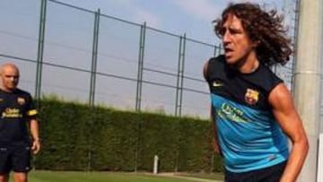 Puyol se ejercitó bajo la atenta mirada del preparador físico.