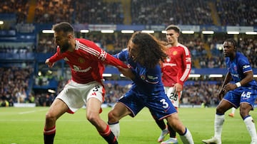 LONDON (United Kingdom), 17/05/2025.- Marc Cucurella of Chelsea (C) and Noussair Mazraoui of Manchester United (L) in action during the English Premier League soccer match between Chelsea FC and Manchester United, in London, Britain, 16 May 2025. (Reino Unido, Londres) EFE/EPA/DAVID CLIFF EDITORIAL USE ONLY. No use with unauthorized audio, video, data, fixture lists, club/league logos, 'live' services or NFTs. Online in-match use limited to 120 images, no video emulation. No use in betting, games or single club/league/player publications.