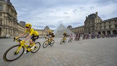 El ciclista danés de Jumbo-Visma, Jonas Vingegaard, con el maillot amarillo de líder general, lidera al grupo de ciclistas más allá de la Pirámide del Louvre, diseñada por el arquitecto chino Ieoh Ming Pei, en el museo del Louvre durante la 21.ª y última etapa de la 110.ª edición de la carrera ciclista del Tour de Francia.