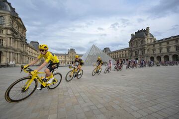 El ciclista danés de Jumbo-Visma, Jonas Vingegaard, con el maillot amarillo de líder general, lidera al grupo de ciclistas más allá de la Pirámide del Louvre, diseñada por el arquitecto chino Ieoh Ming Pei, en el museo del Louvre durante la 21.ª y última etapa de la 110.ª edición de la carrera ciclista del Tour de Francia.