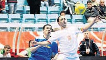 <b>ESFUERZO. </b>Fernandinho intenta frenar el avance de un rival.