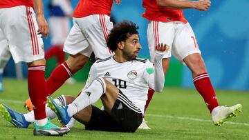 St.petersburg (Russian Federation), 19/06/2018.- Mohamed Salah of Egypt reacts after a tackle in the penalty box during the FIFA World Cup 2018 group A preliminary round soccer match between Russia and Egypt in St.Petersburg, Russia, 19 June 2018.
(RESTRICTIONS APPLY: Editorial Use Only, not used in association with any commercial entity - Images must not be used in any form of alert service or push service of any kind including via mobile alert services, downloads to mobile devices or MMS messaging - Images must appear as still images and must not emulate match action video footage - No alteration is made to, and no text or image is superimposed over, any published image which: (a) intentionally obscures or removes a sponsor identification image; or (b) adds or overlays the commercial identification of any third party which is not officially associated with the FIFA World Cup) (Egipto, Mundial de Fútbol, Rusia) EFE/EPA/TOLGA BOZOGLU EDITORIAL USE ONLY
