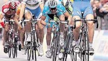 <b>EL MÁS LISTO. </b>Pozzatto levanta los brazos mientras Petacchi (2º) lo persigue y Boonen se alegra.
