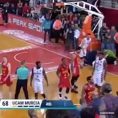 Vergüenza en Turquía: un hincha empujó a Sadiel Rojas