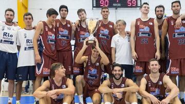 La plantilla del Obradoiro tras ganar el torneo de A Coruña en esta pretemporada.