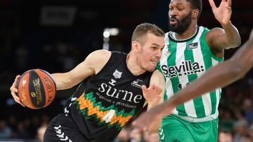 El Betis da un paso de gigante hacia la salvaci¨®n en Sevilla
