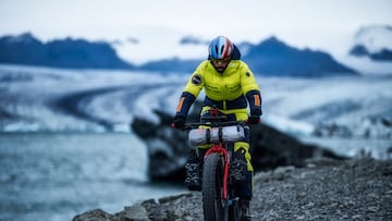 El ciclista italiano Omar Di Felice, durante una aventura con su bicicleta.