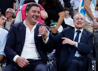 El exjugador del conjunto blanco y actual presidente de la Euroliga, Dejan Bodiroga, con el presidente del Real Madrid, Florentino P¨¦rez.