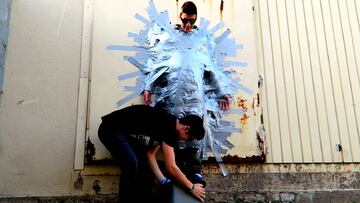 ¿Se puede pegar a alguien a una pared con cinta americana?