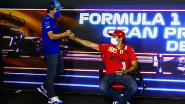 Fernando Alonso (Alpine F1) y Carlos Sainz (Ferrari). Montmel&oacute;, Espa&ntilde;a. F1 2021. 