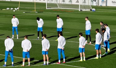 Sentido minuto de silencio de la plantilla del Real Madrid por las víctimas del accidente de trenes en Adamuz. 