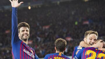 Piqué saca la manita tras el triunfo al Real Madrid.
