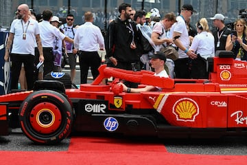 Durante el Gran Premio de Miami 2025, los 20 pilotos de F車rmula 1 desfilaron en r谷plicas a tama?o real de sus monoplazas, construidas con aproximadamente 400.000 piezas de LEGO cada una. Estas versiones el谷ctricas, con neum芍ticos Pirelli reales, alcanzaban hasta 20 km/h y fueron creadas en colaboraci車n con LEGO. El desfile reemplaz車 al tradicional cami車n de presentaci車n, ofreciendo una experiencia m芍s creativa, que gener車 entusiasmo tanto en la pista como entre los espectadores. La iniciativa busca acercar el espect芍culo de la F1 a los fans.