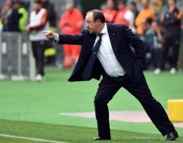 Rafa Benítez es un entrenador con mucho carácter y polémico que  combina una disciplina táctica con una dura preparación física.