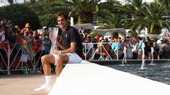 Federer posa con su t&iacute;tulo en Miami.