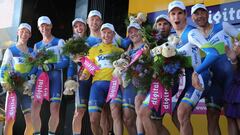 Los ciclistas del Orica GreenEdge celebra su triunfo en la contrarreloj por equipos de Niza durante el Tour de Francia 2013.