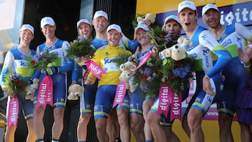 Los ciclistas del Orica GreenEdge celebra su triunfo en la contrarreloj por equipos de Niza durante el Tour de Francia 2013.