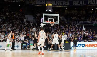 Hezonja salta en el último segundo para lanzar y anotar el triple que da la victoria al Real Madrid ante el Baskonia en la Euroliga.