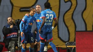 Belgrade (Serbia), 07/11/2023.- Xavi Simons (L) of Leipzig celebrates with teammates after scoring the opening goal during the UEFA Champions League Group G match between FK Crevna zvezda and RB Leipzig, in Belgrade, Serbia, 07 November 2023. (Liga de Campeones, Belgrado) EFE/EPA/ANDREJ CUKIC
