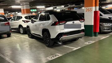 Un coche mal aparcado en un centro comercial desata la polémica: algunos comentarios dan que pensar 