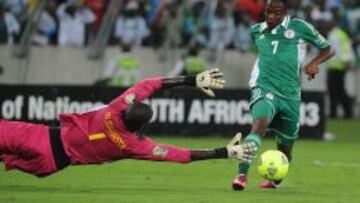 Ahmed Musa supera al portero de Mali en una jugada de la semifinal de la Copa de &Aacute;frica. 