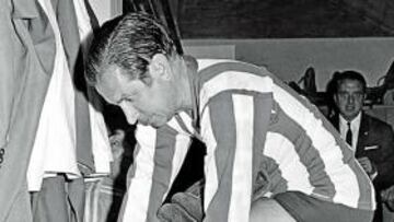 <b>1967. </b>Ya como Delegado Nacional de Deportes, volvió a vestir la camiseta del Español en un homenaje.