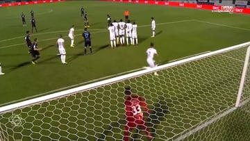 ¡Golazo de Cueva de tiro libre en Arabia!