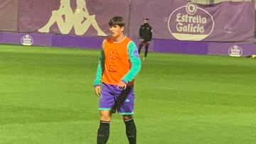 Mario Domínguez, del Juvenil A del Real Valladolid, se entrena con el primer equipo.