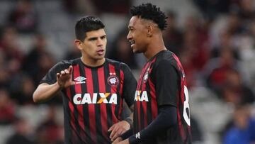 Esteban Pavez jugando en el Atl&eacute;tico Paranaense.