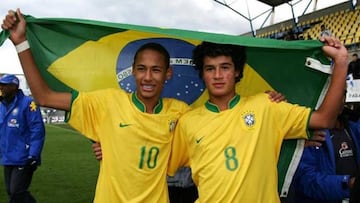 Neymar y Coutinho celebran la consecuci&oacute;n del MIC en 2008