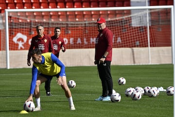 Pepe Mel supervisando el entrenamiento del Almería.