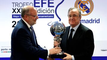 GR5022. MADRID, 23/03/2018.- El presidente del Real Madrid, Florentino P&eacute;rez, recibe de manos del secretario de Estado de Cooperaci&oacute;n Internacional y para Iberoam&eacute;rica y el Caribe, Fernando Garc&iacute;a Casas (i), el premio otorgado 