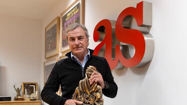 Carlos Sainz posa en la redacción de AS con el Touareg, el trofeo que le acredita como campeón del Dakar.