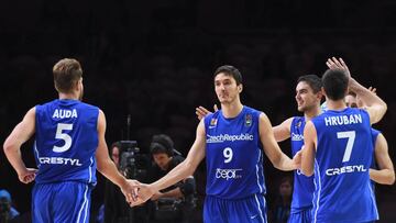 (From L) Czech Republic's power forward Patrik Auda, Czech Republic's shooting guard Jiri Welsch, Czech Republic's point guard Tomas Satoransky and Czech Republic's small forward Vojtech Hruban celebrate after the czech Republic defeated Latvia during their classification basketball match at the EuroBasket 2015 in Lille, northern France, on September 18, 2015. AFP PHOTO / EMMANUEL DUNAND