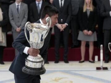 El rey Felipe entrega al ciclista colombiano Nairo Quintana, vencedor del Giro de Italia 2014, el Trofeo Comunidad Iberoamericana, durante la ceremonia de entrega de los Premios Nacionales del Deporte 2014.