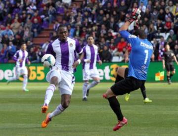 Manucho durante el partido correspondiente a la 31ª jornada de la Liga BBVA de fútbol disputado esta mañana en el Estadio José Zorrilla.