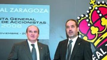 <b>JUNTA DE ACCIONISTAS. </b>El presidente Eduardo Bandrés y Agapito Iglesias, el accionista mayoritario, al inicio de la última junta de la sociedad Real Zaragoza.