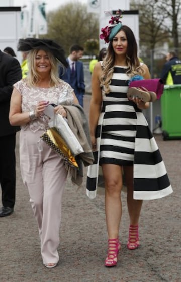 Grand National: Ladies' Day elegance from Aintree