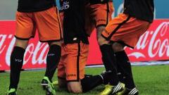 Roberto Soldado, delantero del Valencia, celebra un gol junto con sus compa&ntilde;eros de equipo.