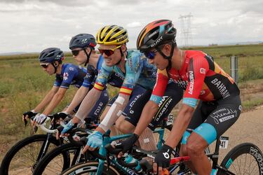 Luis León Sánchez Gil del equipo Astana Qazaqstan Team  y Mikel Landa del equipo bareiní Team Bahrain Victorious durante la decimonovena etapa de la Vuelta Ciclista a España.
