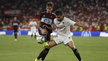 Denis Suárez pugna por el balón con Franco Vázquez en el partido entre el Sevilla y el Celta.