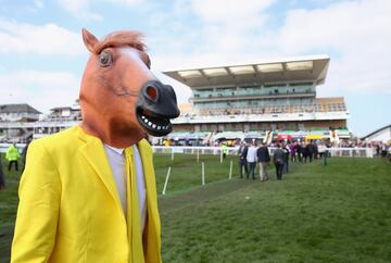 Glamour, fiesta y alcohol en el Grand National