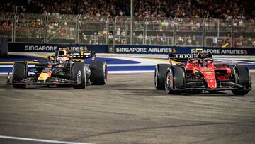 Singapore (Singapore), 17/09/2023.- Dutch Formula One driver Max Verstappen (L) of Red Bull Racing and Spanish Formula One driver Carlos Sainz of Scuderia Ferrari in action during the Singapore Formula One Grand Prix race at the Marina Bay Street Circuit, Singapore, 17 September 2023. (Fórmula Uno, Singapur, Singapur) EFE/EPA/TOM WHITE