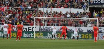 0-2. Neymar anotó el segundo tanto de falta directa.