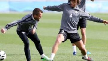 Lugano disputa un balón a Duda en un entrenamiento. Al fondo, Sergio Sánchez.