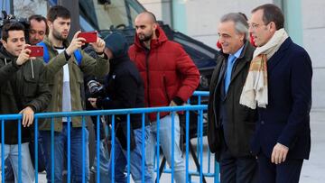 GRAF5187. MADRID, 28/02/2019.- El expresidente del FC Barcelona, Sandro Rosell (d), acompañado por su abogado, Pau Molins (2d), a su llegada a la Audiencia Nacional donde hoy continúa el juicio contra él, su mujer y otras cuatro perso
