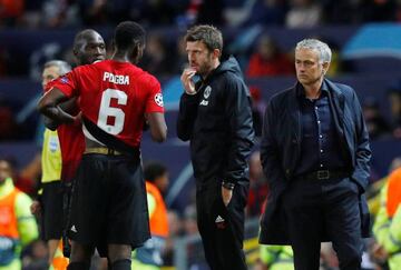 Mourinho, cara a cara con Pogba desde la banda de Old Trafford.