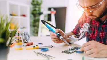 Este soldador eléctrico, ideal para aparatos electrónicos, incluye un kit de 10 piezas