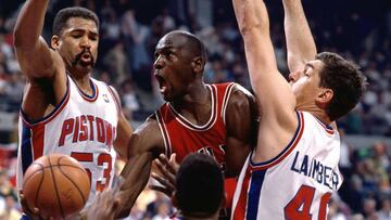 DETROIT - 1989:  Michael Jordan #23 of the Chicago Bulls drives to basket against the Detroit Pistons during the 1989 season NBA game in Detroit, Michigan.  NOTE TO USER: User expressly acknowledges and agrees that, by downloading and/or using this Photograph, User is consenting to the terms and conditions of the Getty Images License Agreement.  Mandatory copyright notice: Copyright 1989 NBAE  (Photo by Andrew D. Bernstein/NBAE/Getty Images) 
 PUBLICADA 11/01/17 NA MA25 1COL