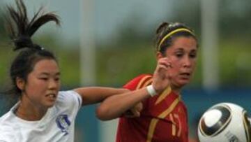 <b>LUCHADORA. </b>Sara Mérida pelea un balón con Soojin Joo.
